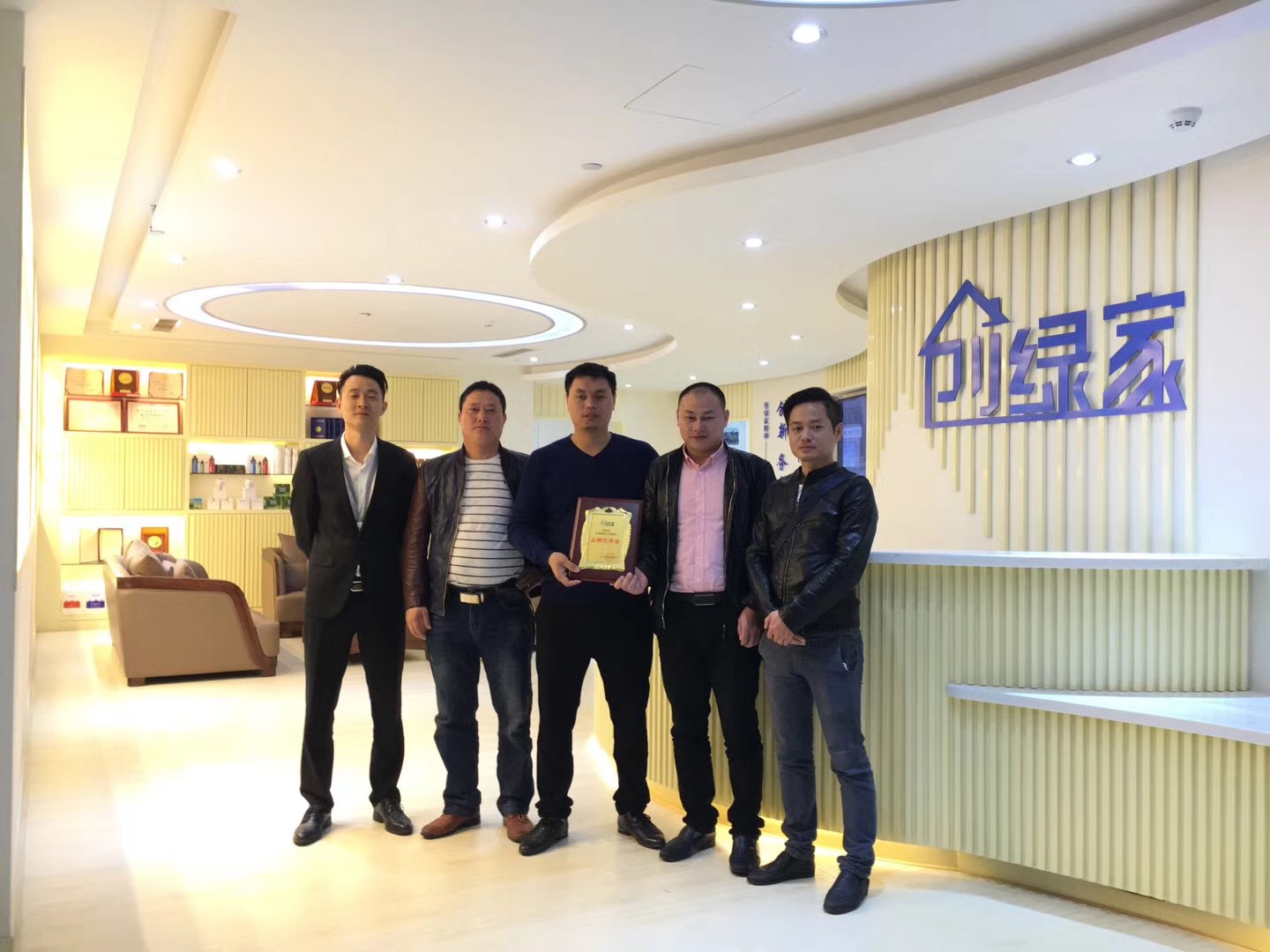 熱烈祝賀周總簽約創綠家鷹潭市區級代理！