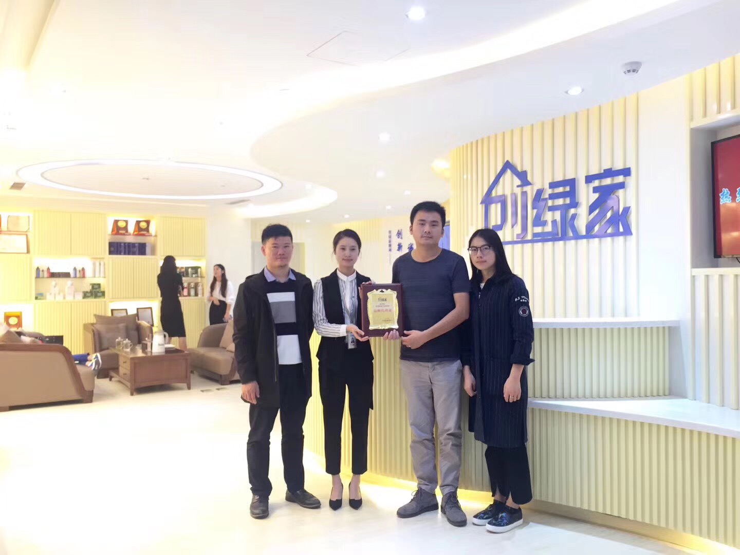 熱烈祝賀余總簽約創綠家江蘇省縣級市代理！