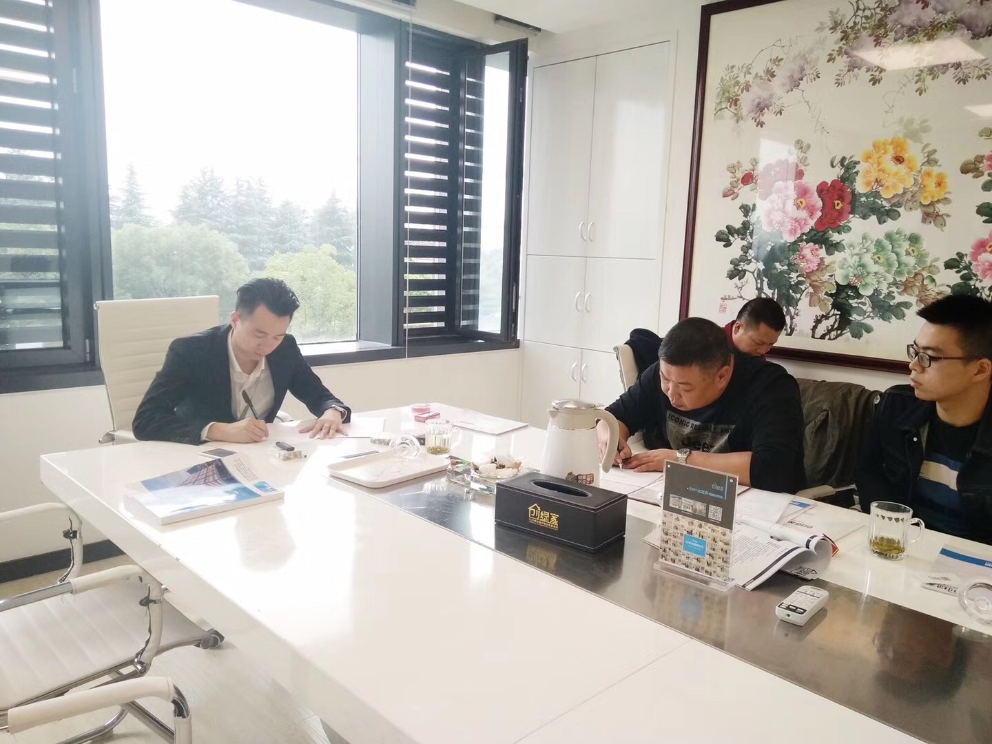 熱烈祝賀何總父子簽約創綠家江西省市級代理！