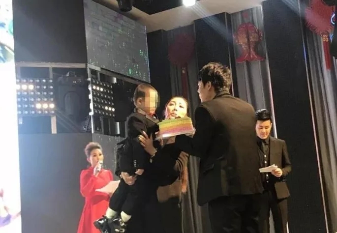 4歲男孩和媽媽辦“婚禮”，真相令人淚崩！