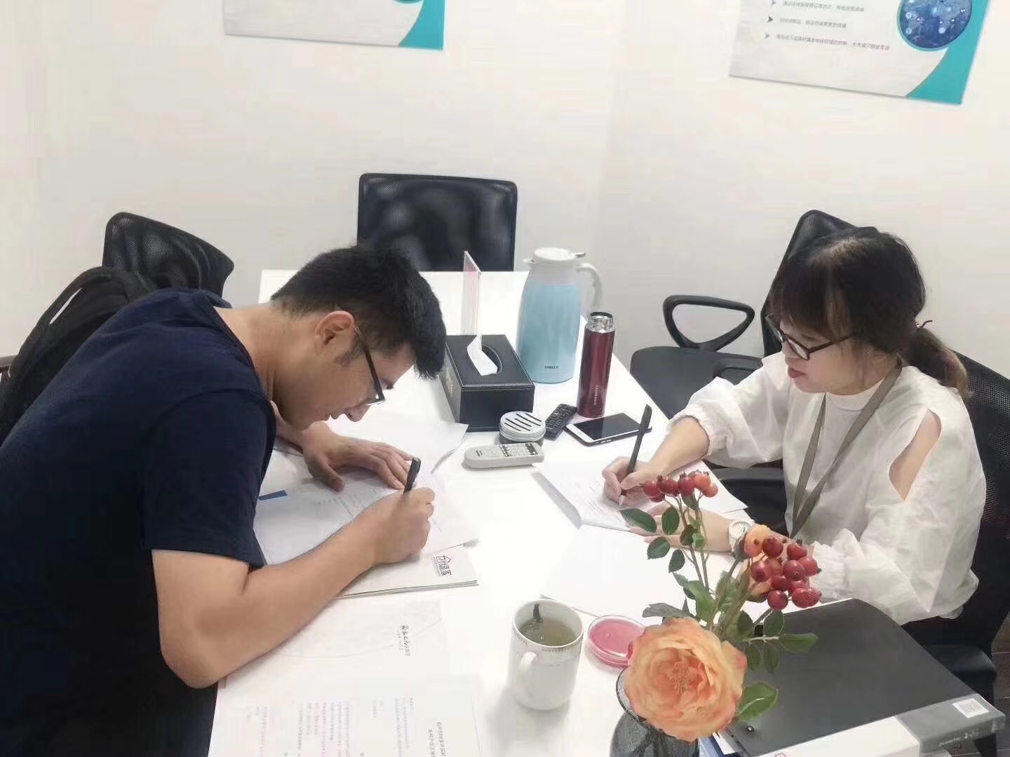 熱烈祝賀何總簽約創綠家塔城市縣級代理！