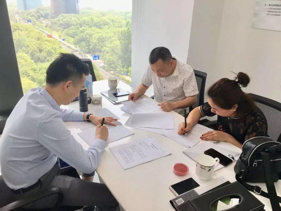 熱烈祝賀李總夫婦簽約創(chuàng)綠家湖南省常德市區(qū)級代理！