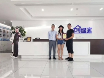 熱烈祝賀何總簽約創綠家四川省南充市區級代理！